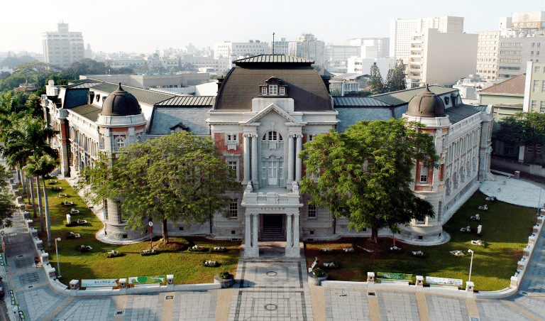 府城的慢步調旅程，百年建築的重生，在臺灣文學館帶你找回歷史的悸動