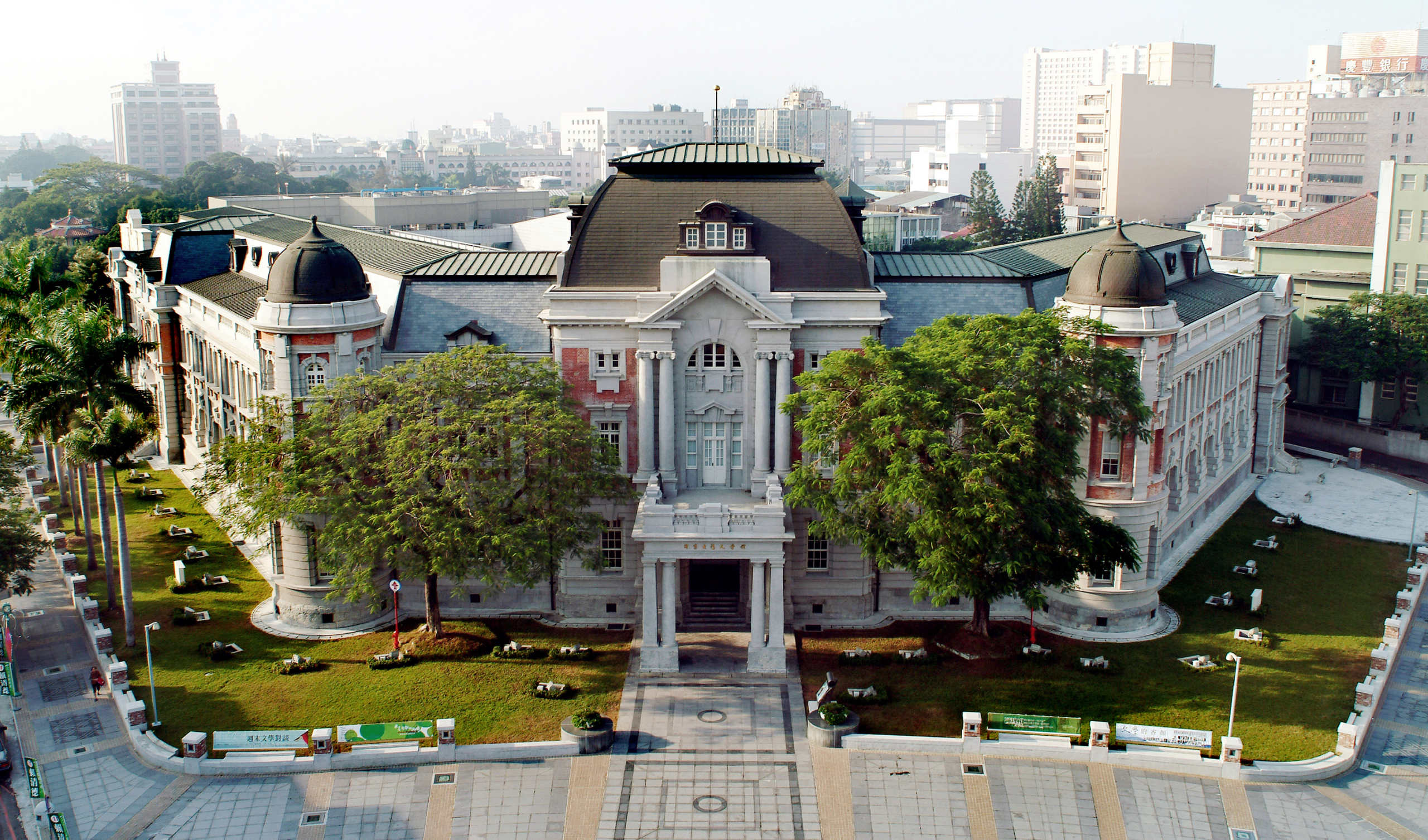 府城的慢步調旅程，百年建築的重生，在臺灣文學館帶你找回歷史的悸動