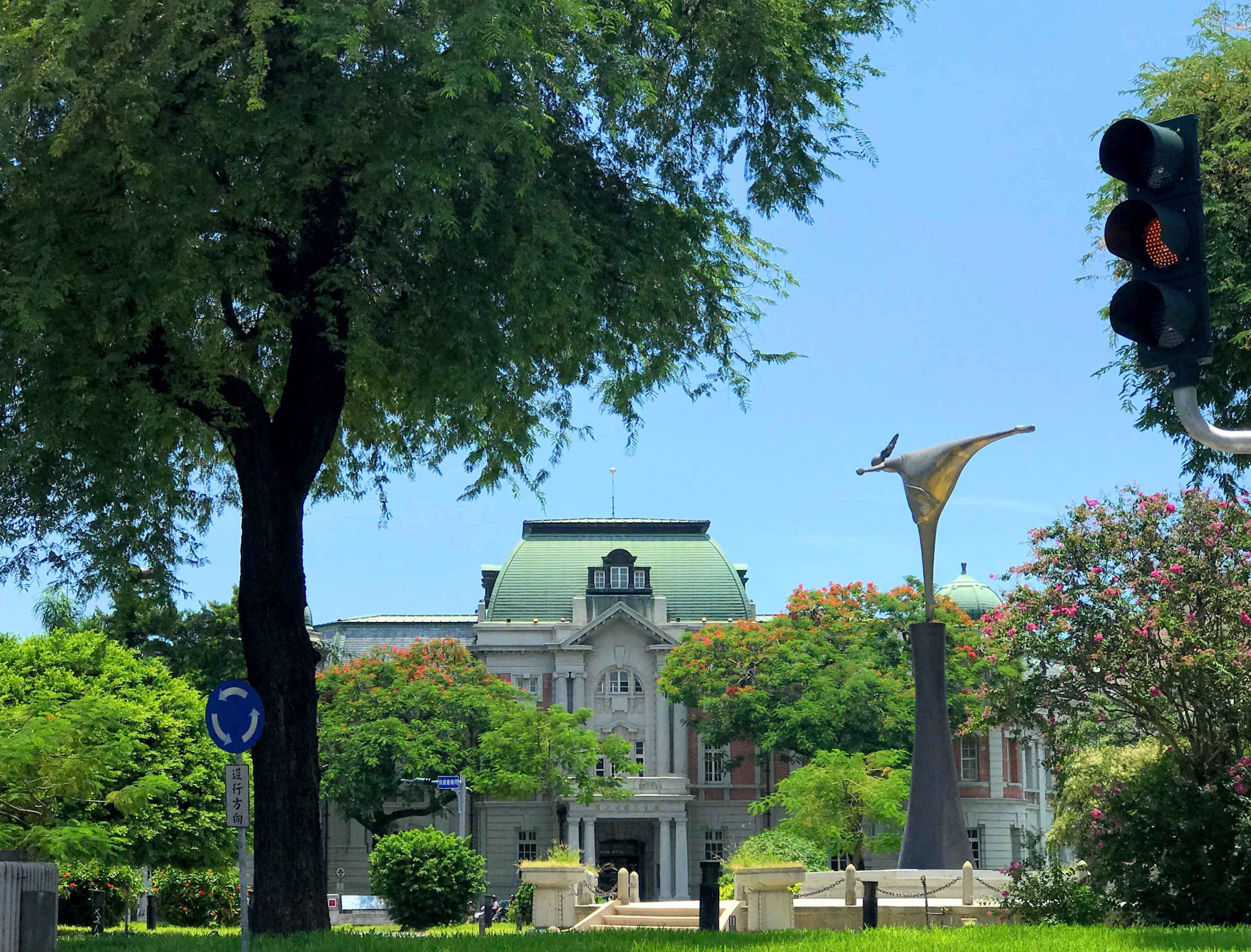 府城的慢步調旅程，百年建築的重生，在臺灣文學館帶你找回歷史的悸動