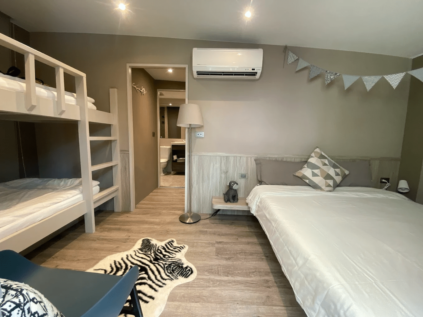 斑比跳跳營區全景，展現被森林環抱的豪華露營場景