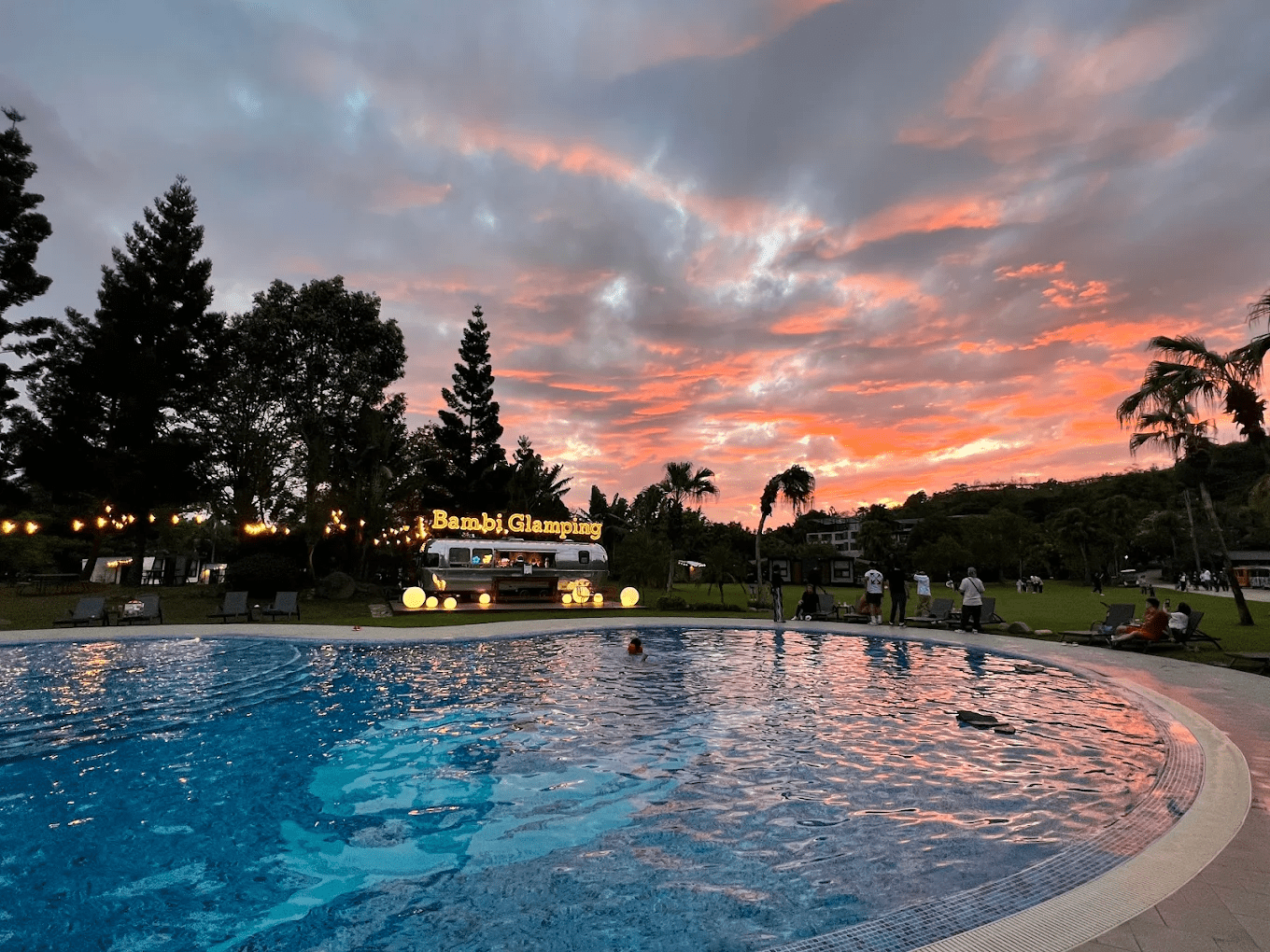 斑比跳跳內部配置，質感家具與溫馨的燈光設計