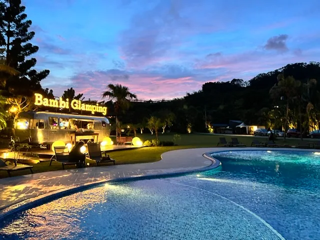 斑比跳跳的森林一角，展現大自然的神奇療癒力