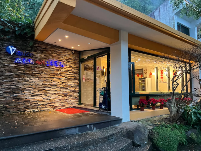 威尼斯內灣溫泉會館｜藏在內灣老街旁的溫泉祕境，一秒切換慢活假期