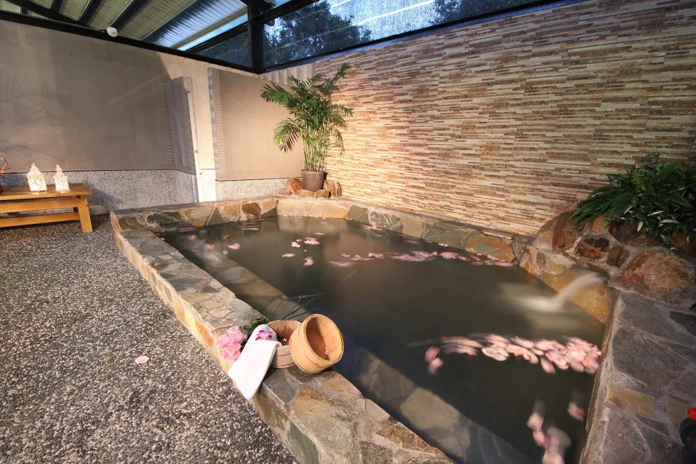 不用預約、說走就走｜礁溪在地人也愛的「春水笈溫泉湯屋」