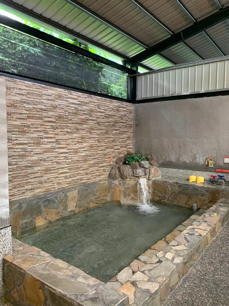 春水笈溫泉湯屋隱身於礁溪巷弄，提供旅人一處靜謐的泡湯空間