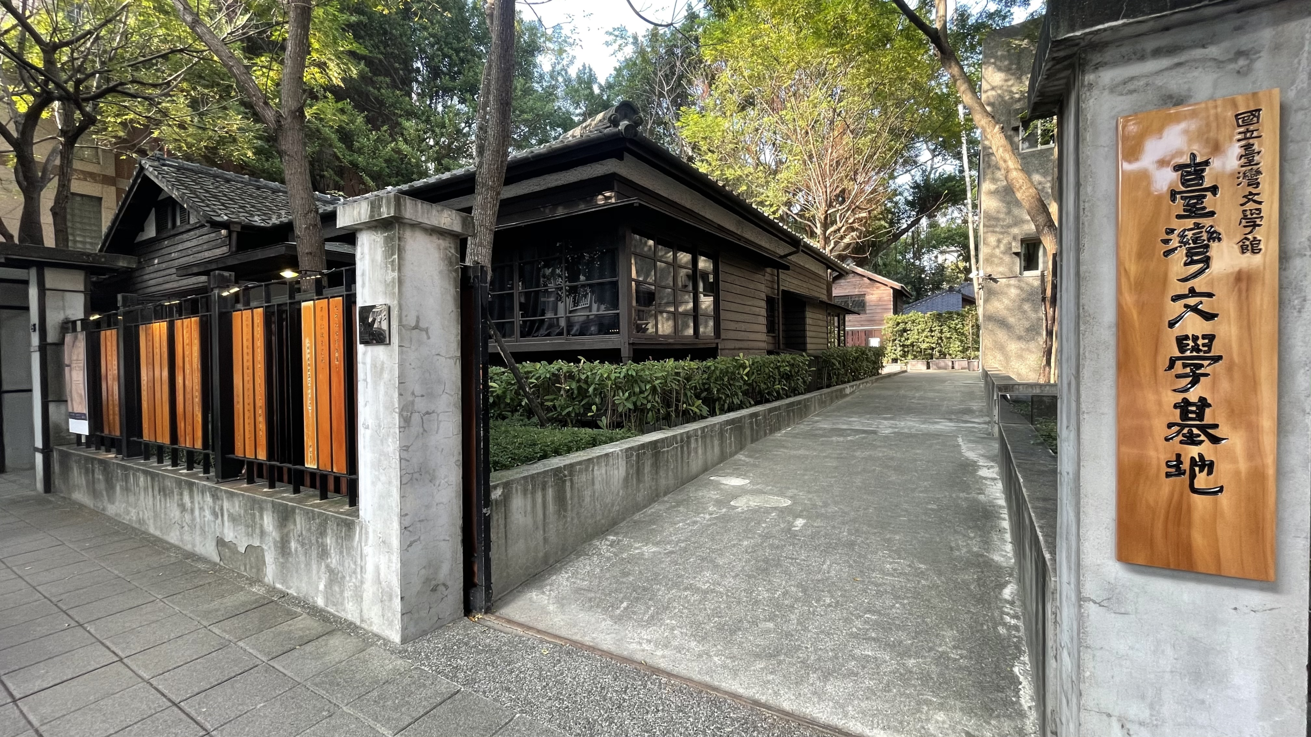 府城的慢步調旅程，百年建築的重生，在臺灣文學館帶你找回歷史的悸動