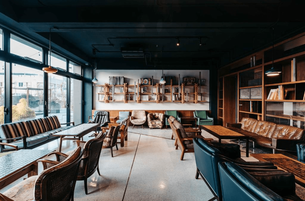 夜色慢慢落在台南中西區，回到友愛街旅館，一天剛剛好結束