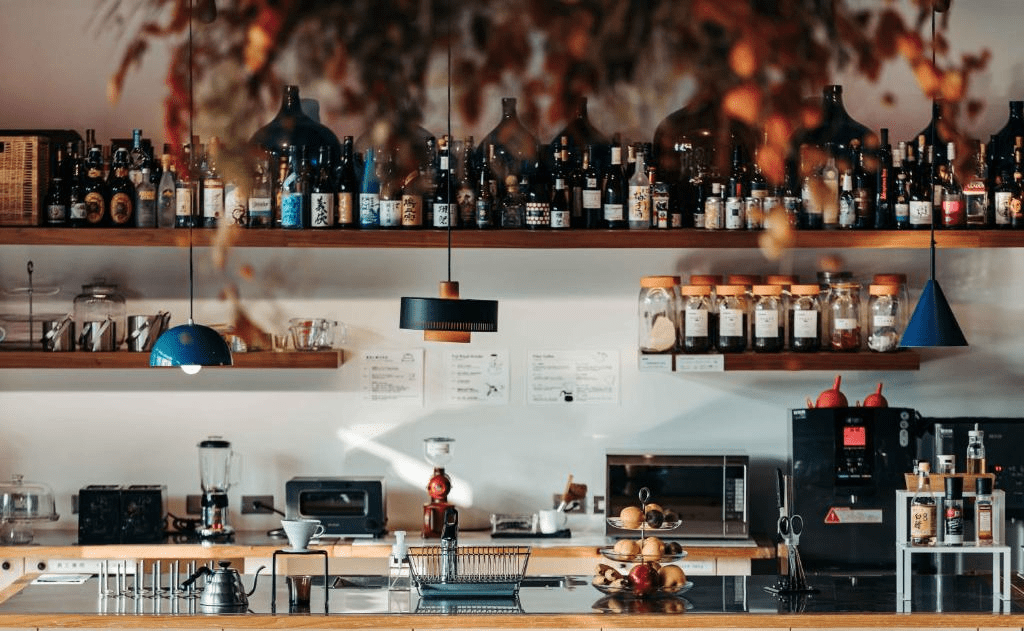 夜色慢慢落在台南中西區，回到友愛街旅館，一天剛剛好結束