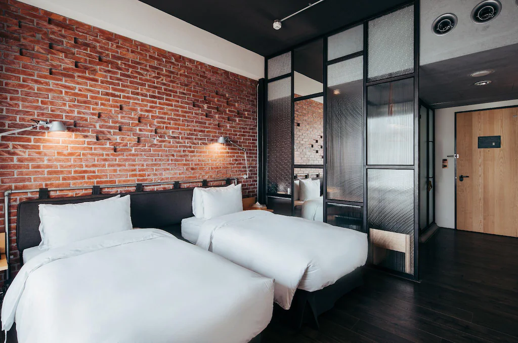 夜色慢慢落在台南中西區，回到友愛街旅館，一天剛剛好結束