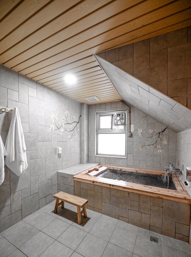 在山霧與溫泉間慢慢生活，走進烏來輕井澤溫泉旅館，把時間交還給自己