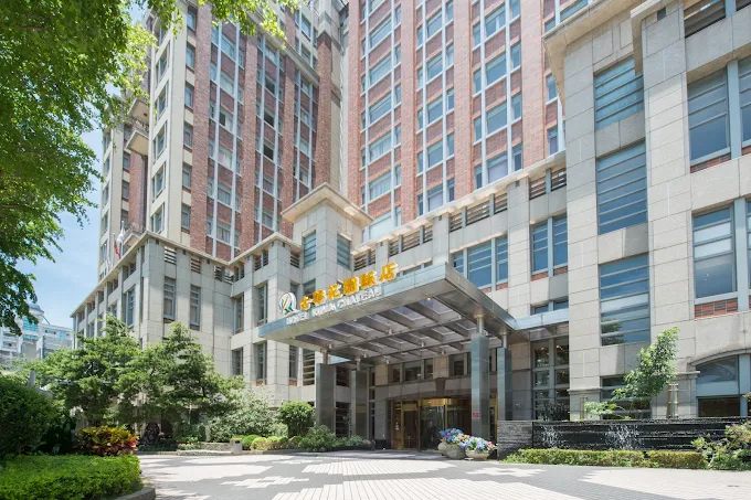 從中壢夜市散步回飯店，在古華花園飯店住進城市光影交錯的安靜夜晚