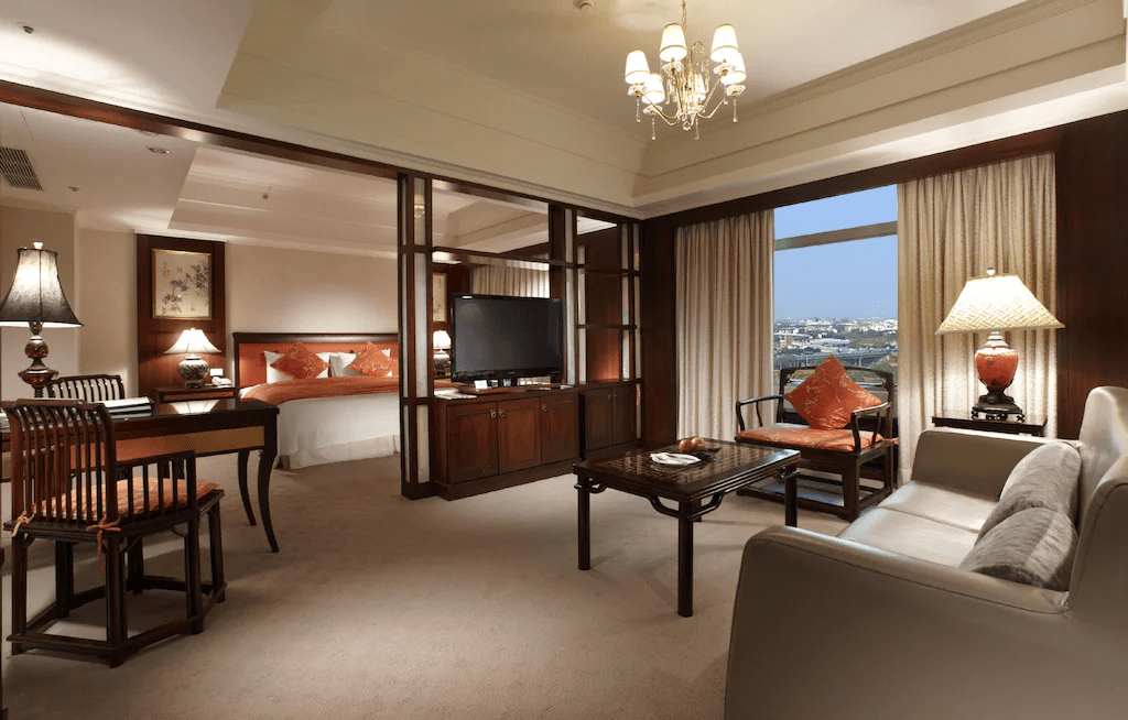 從中壢夜市散步回飯店，在古華花園飯店住進城市光影交錯的安靜夜晚