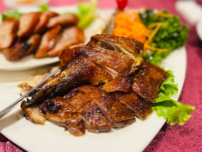 從中壢夜市散步回飯店，在古華花園飯店住進城市光影交錯的安靜夜晚