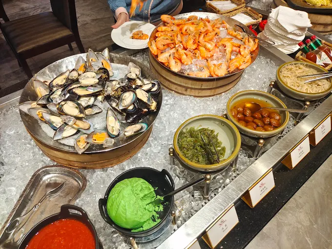 從中壢夜市散步回飯店，在古華花園飯店住進城市光影交錯的安靜夜晚