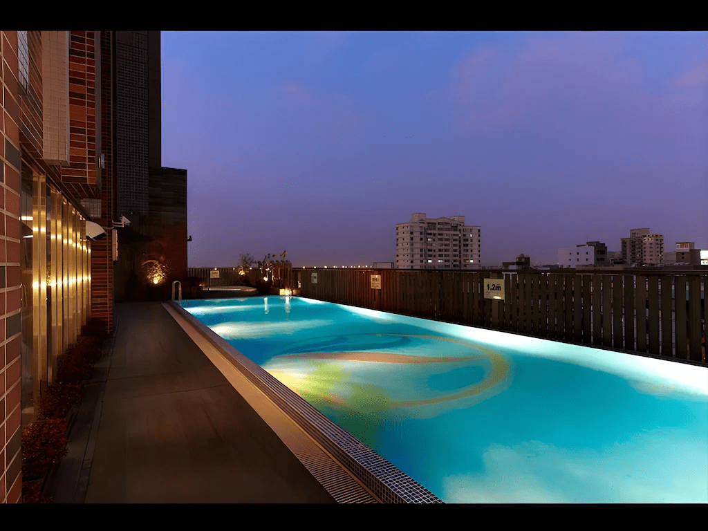 從中壢夜市散步回飯店，在古華花園飯店住進城市光影交錯的安靜夜晚