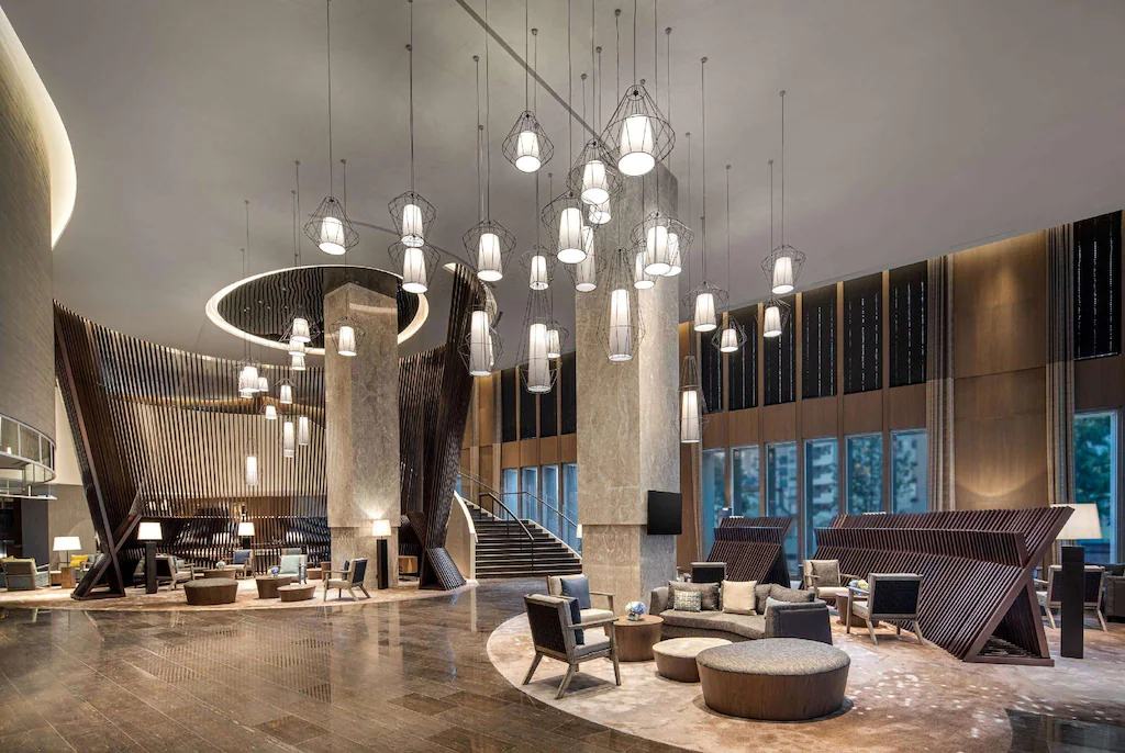 在日月潭湖畔慢慢住一晚，走進日月潭力麗溫德姆溫泉酒店，把時間留給山水與溫泉