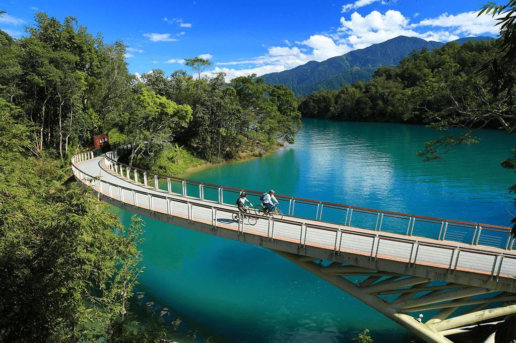 在日月潭湖畔慢慢住一晚，走進日月潭力麗溫德姆溫泉酒店，把時間留給山水與溫泉