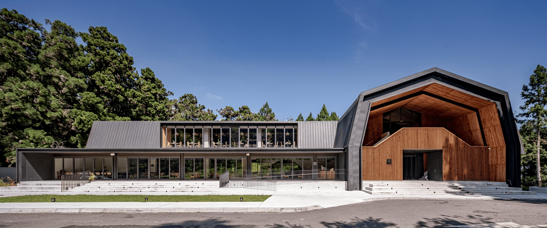 把行李放進森林裡的夜晚，在南投鹿谷選一間溪頭住宿，讓時間慢慢靠過來