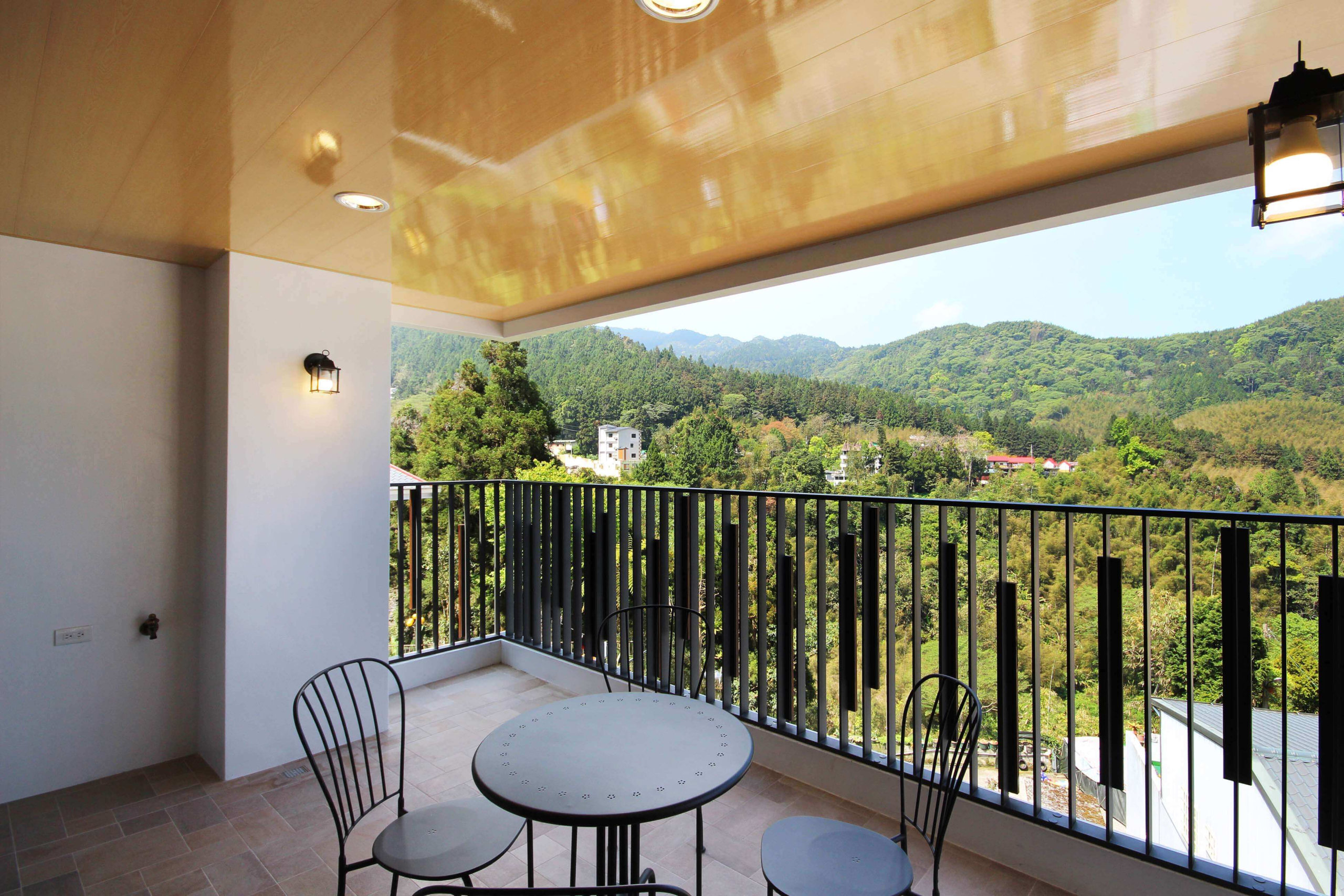 把行李放進森林裡的夜晚，在南投鹿谷選一間溪頭住宿，讓時間慢慢靠過來