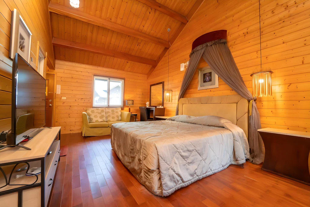 牛耳藝術渡假村在自然綠意中融入了許多石雕藝術