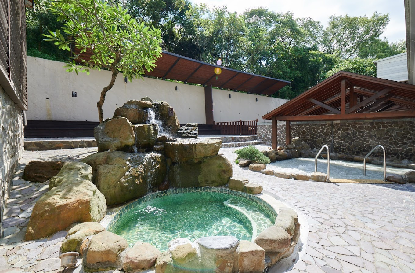 在白河山霧裡慢慢生活，走進儷景溫泉會館，悄悄把時間交給溫泉與安靜