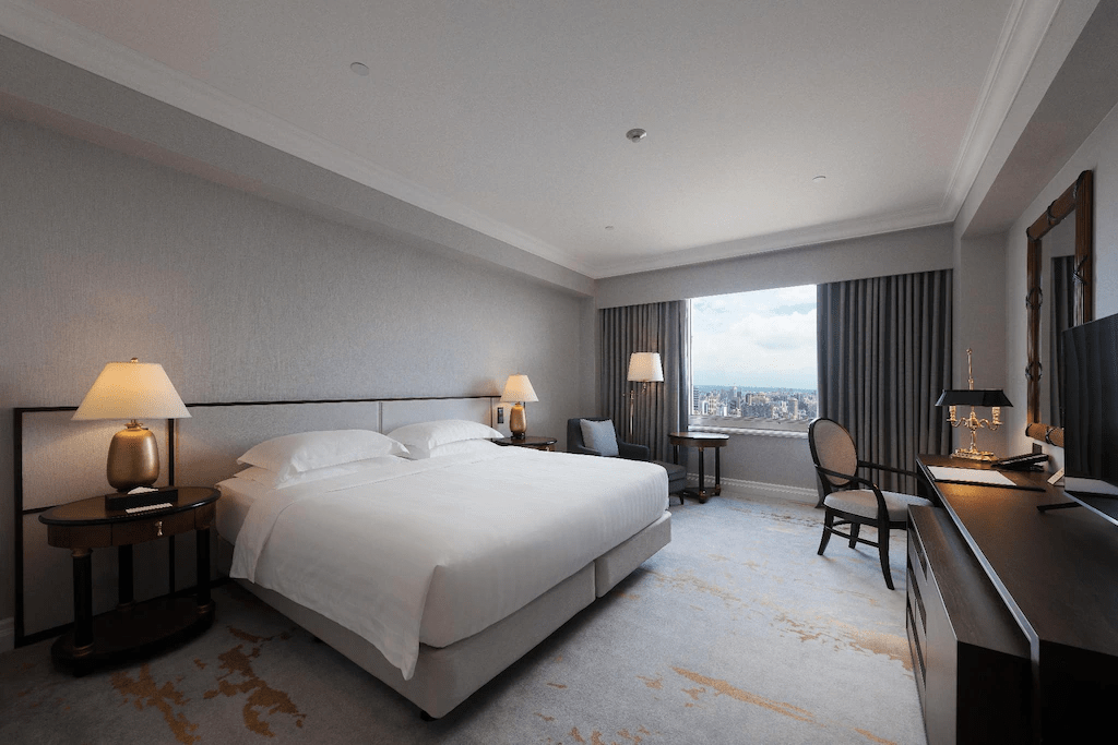 在高雄市景與日月潭湖光之間移動，住進漢來飯店，讓旅行自然切換成更安靜的狀態