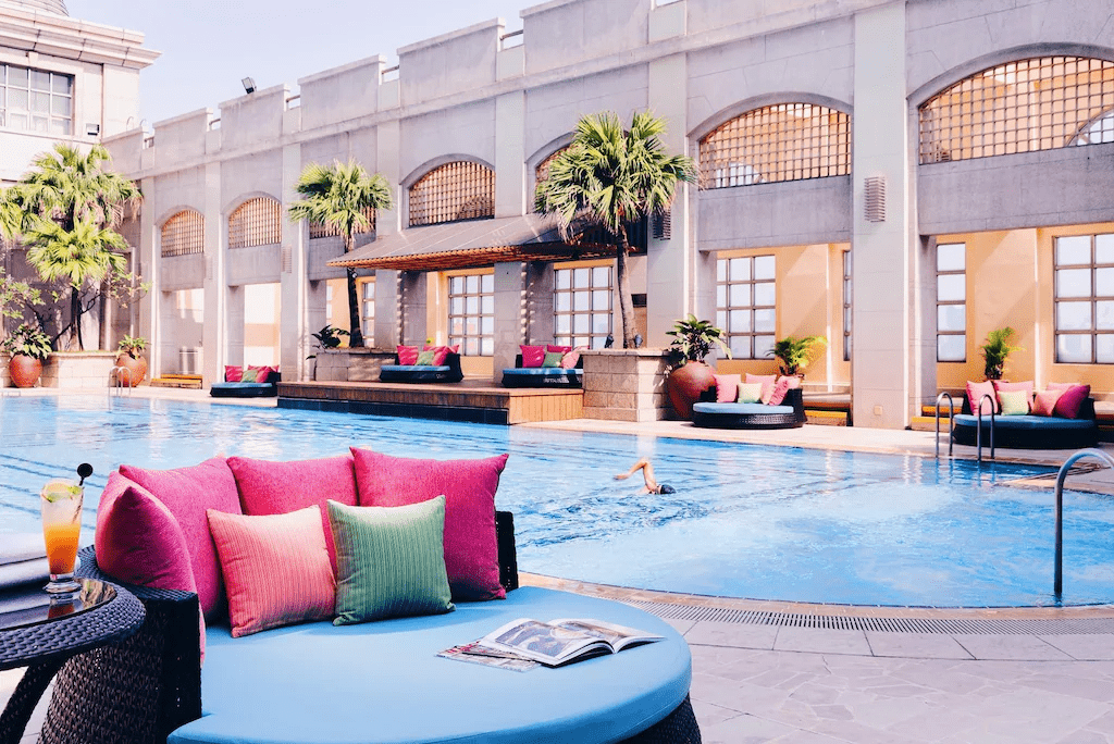 在高雄市景與日月潭湖光之間移動，住進漢來飯店，讓旅行自然切換成更安靜的狀態