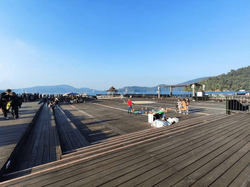 走進日月潭伊達邵老街的午後光影，在香氣與人聲交織的巷道裡遇見一段自在旅行