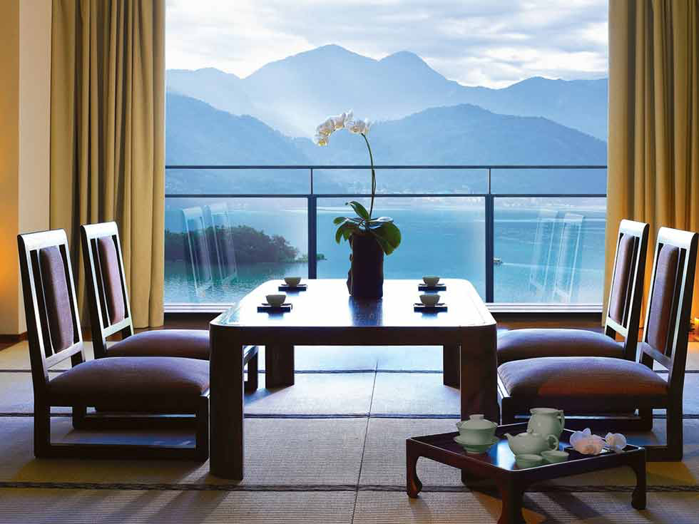 趁湖霧還沒散去之前醒來，在雲品溫泉酒店，讓日月潭的時間慢慢停下來