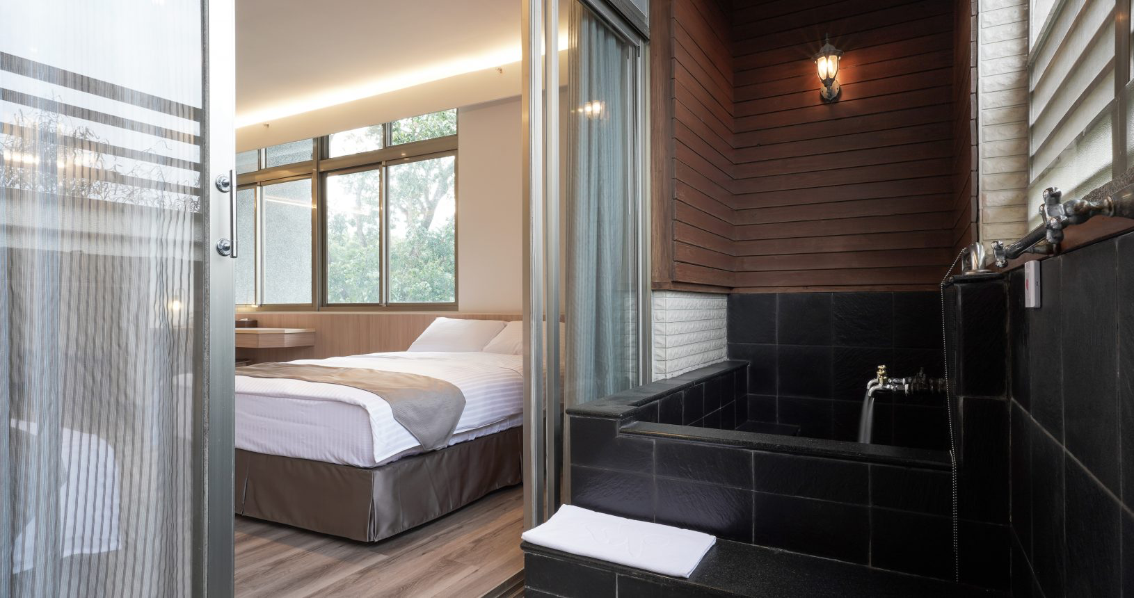 在霧氣與硫磺氣味之間慢慢放鬆，在關子嶺富野溫泉會館剛好的山城假期