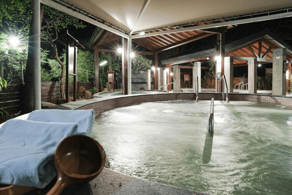 在霧氣與硫磺氣味之間慢慢放鬆，在關子嶺富野溫泉會館剛好的山城假期