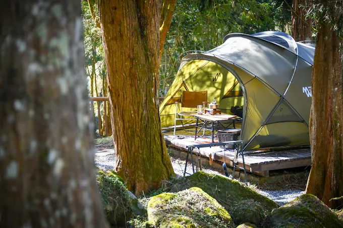 把時間留給山線與夜色，在南投選一種懶人露營的方式，輕輕走進不用準備的自然裡