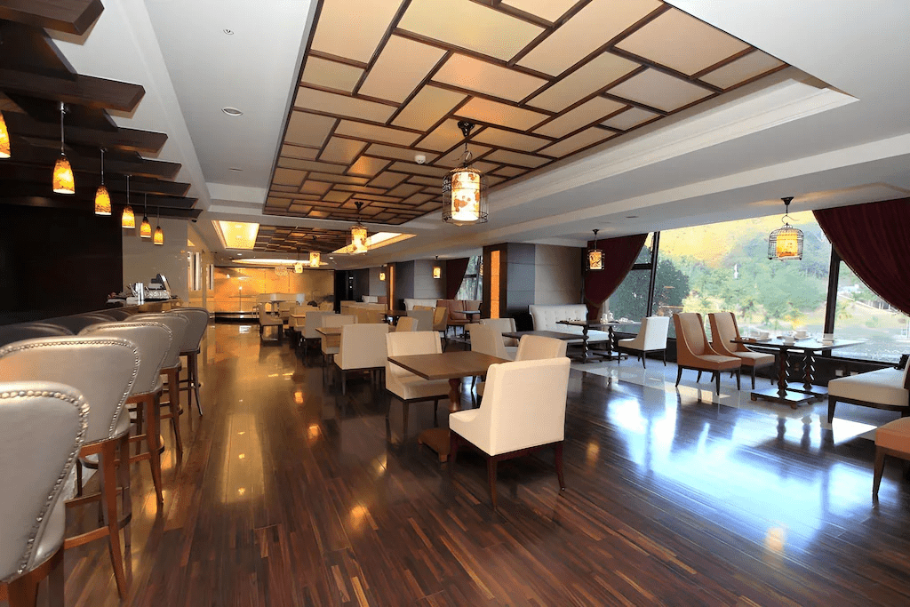 把時間留給湖色與黃昏，在日月潭大飯店住一晚，重新感受日月潭住宿的柔軟節奏