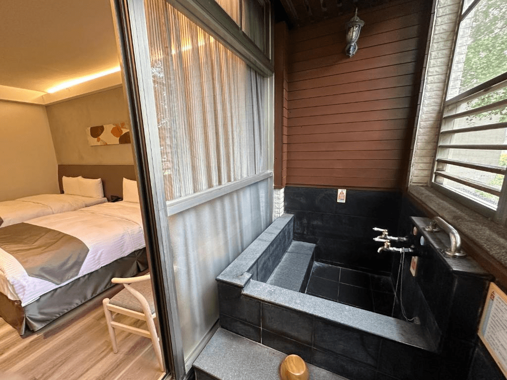 週末離開城市往關子嶺走，住進溫泉住宿裡，用一池泥漿暖湯結束忙亂日常