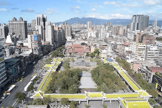 住在捷運出口旁的台北凱達大飯店，用一晚時間感受萬華老城的日與夜