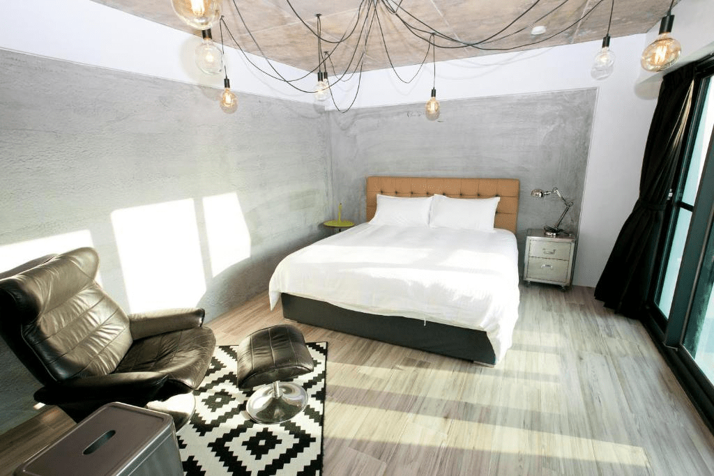 走在澎湖島上的日光午後，邊安排行程邊挑選一間能陪你慢慢過夜的民宿空間