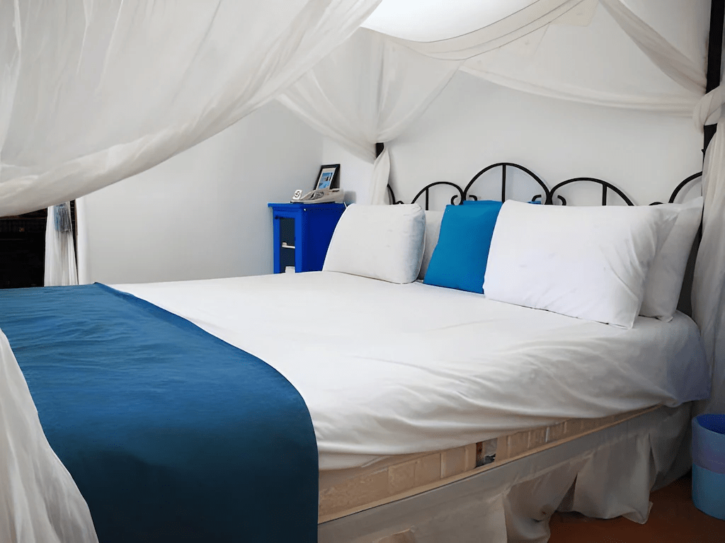 走在澎湖島上的日光午後，邊安排行程邊挑選一間能陪你慢慢過夜的民宿空間