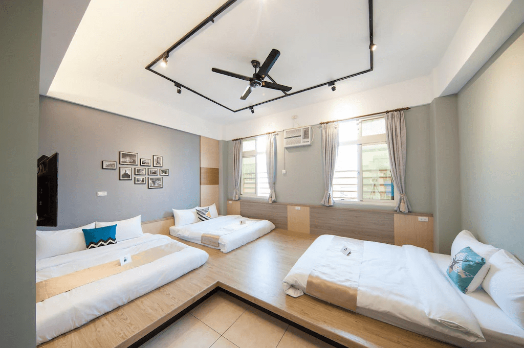 走在澎湖島上的日光午後，邊安排行程邊挑選一間能陪你慢慢過夜的民宿空間