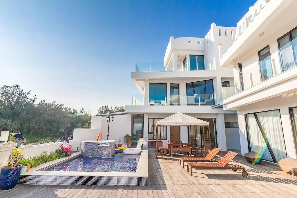 走在澎湖島上的日光午後，邊安排行程邊挑選一間能陪你慢慢過夜的民宿空間