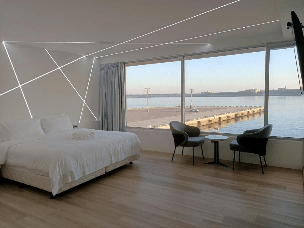 走在澎湖島上的日光午後，邊安排行程邊挑選一間能陪你慢慢過夜的民宿空間