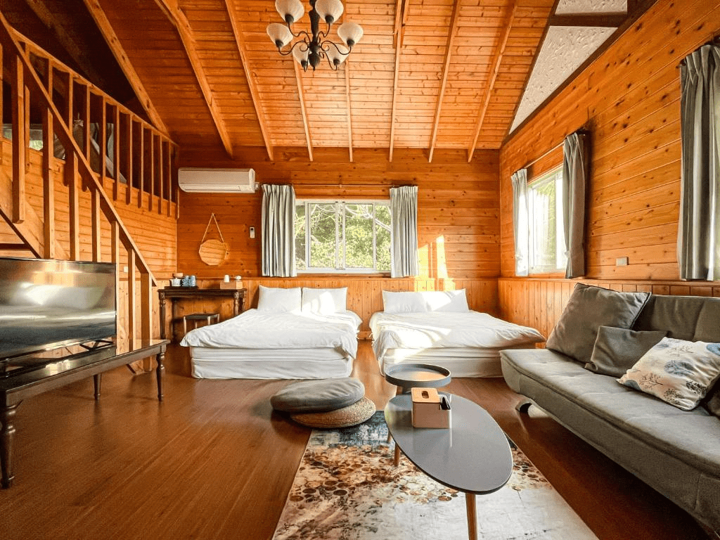 順著苗栗的季節色溫前往山海交界，在這些旅宿裡感受一夜溫柔的靜與亮