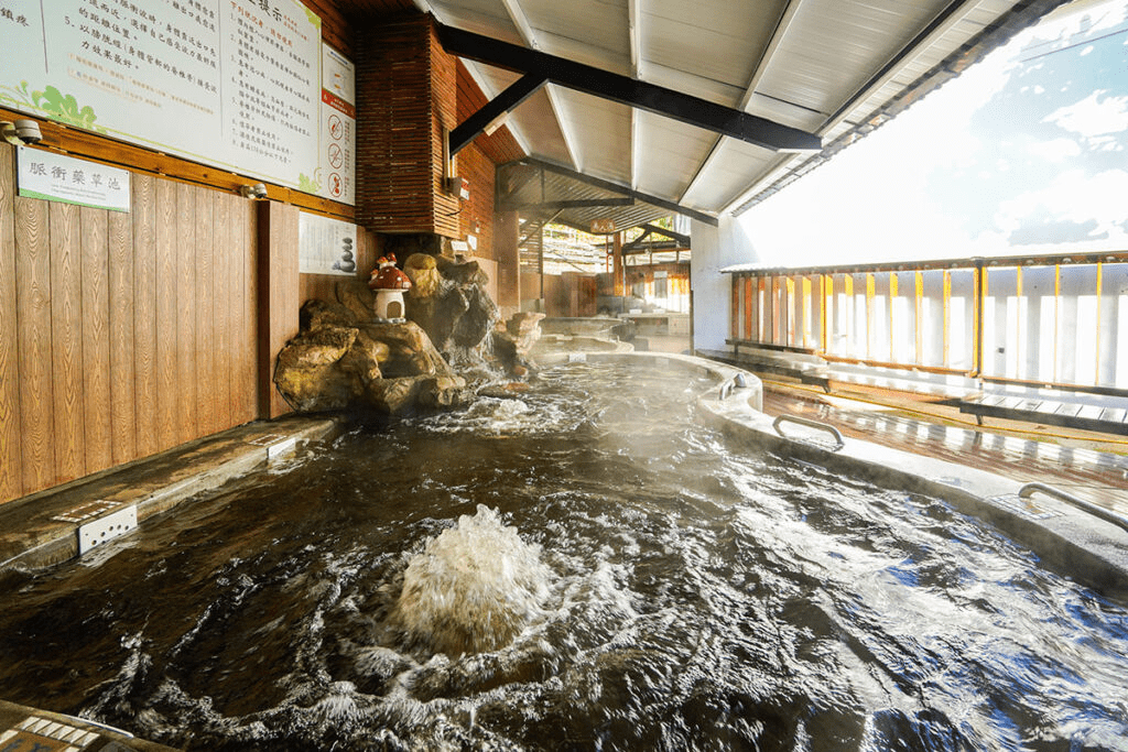 景大渡假莊園在夜色中透出的溫馨燈光與悠閒氛圍