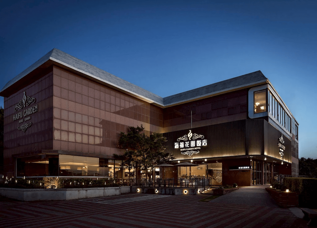 白天走過聚落與湖岸，夜裡在金門住宿裡安放旅途的疲憊