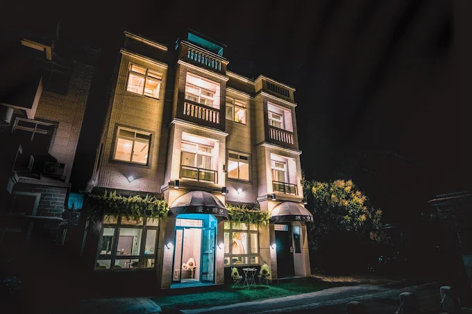 白天走過聚落與湖岸，夜裡在金門住宿裡安放旅途的疲憊