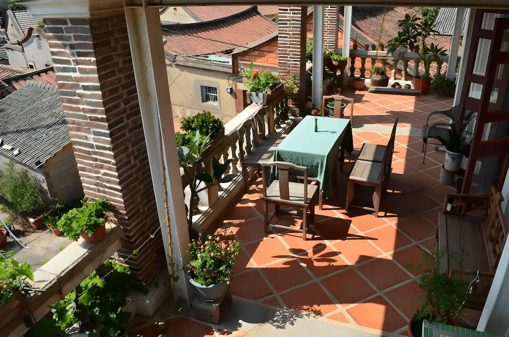 白天走過聚落與湖岸，夜裡在金門住宿裡安放旅途的疲憊