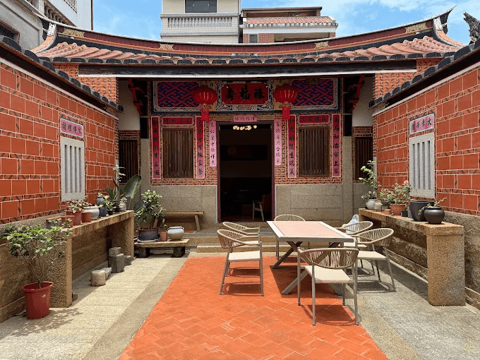 白天走過聚落與湖岸，夜裡在金門住宿裡安放旅途的疲憊