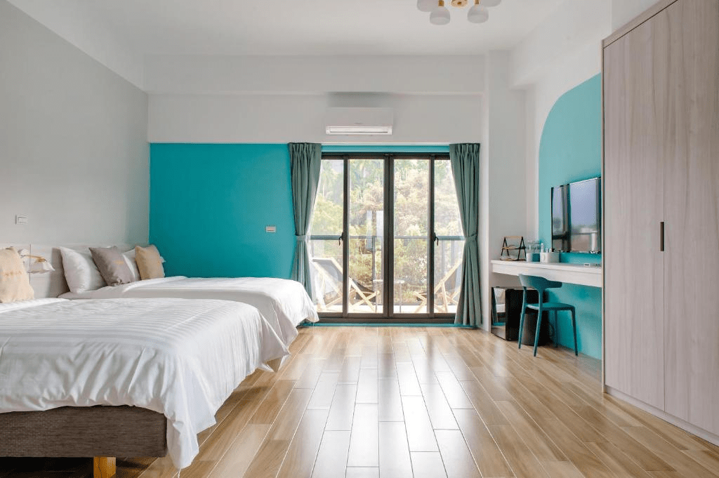 為日月潭多留一個夜晚，從湖畔民宿醒來的清晨，開始一段不急著走的旅程