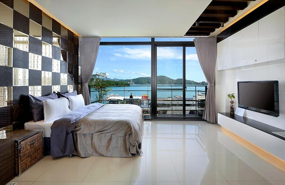 為日月潭多留一個夜晚，從湖畔民宿醒來的清晨，開始一段不急著走的旅程