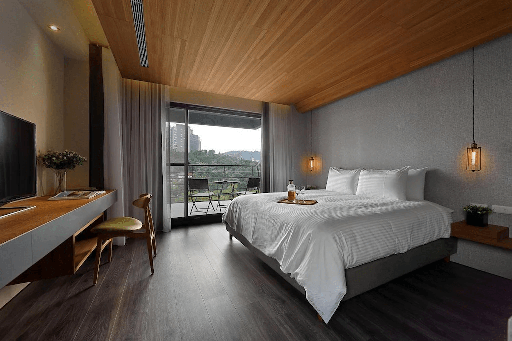 為日月潭多留一個夜晚，從湖畔民宿醒來的清晨，開始一段不急著走的旅程