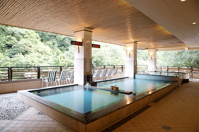 當水聲在耳邊變得柔軟，才明白冬天最適合的是一趟讓身體全然融化的溫泉旅行